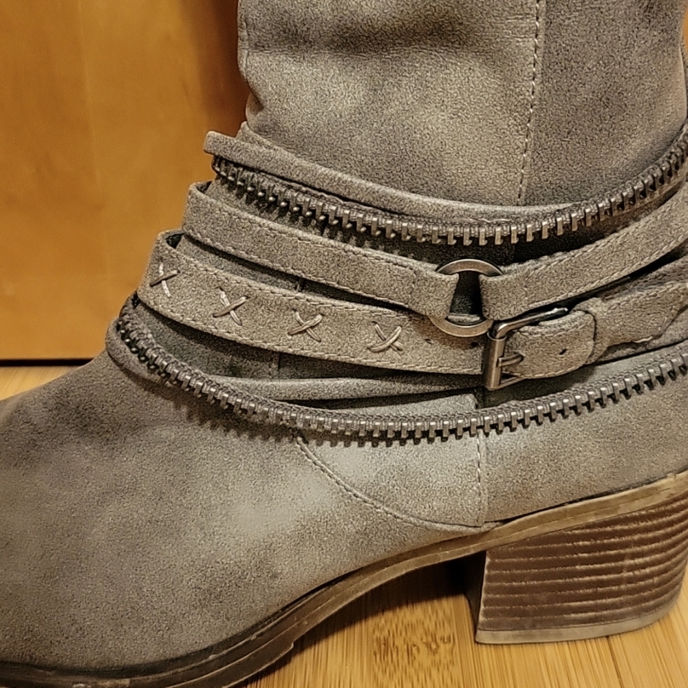 Boots - Picture 2 of 4
